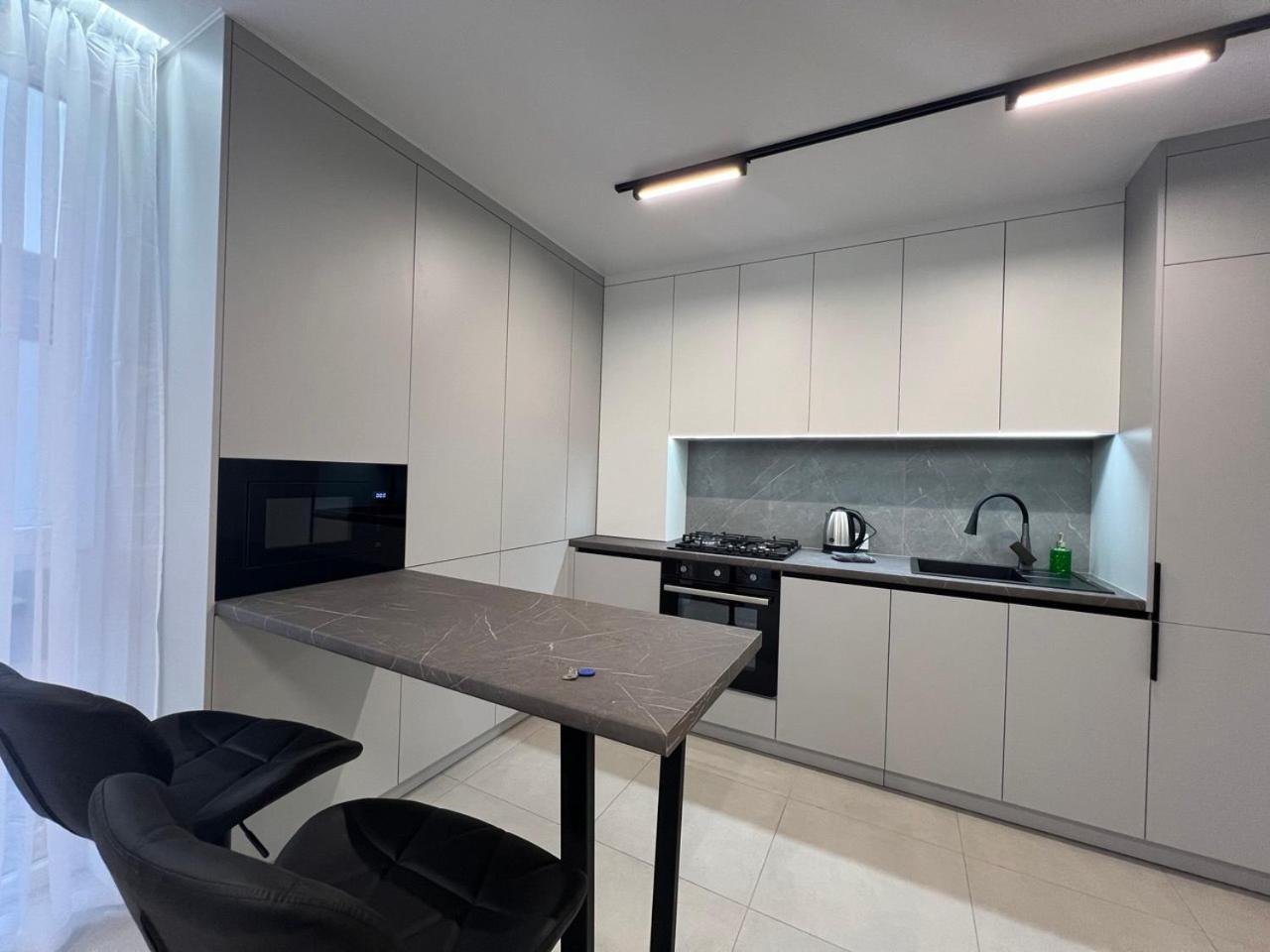 Apartments Vip Avalon Lviv Eksteriør billede